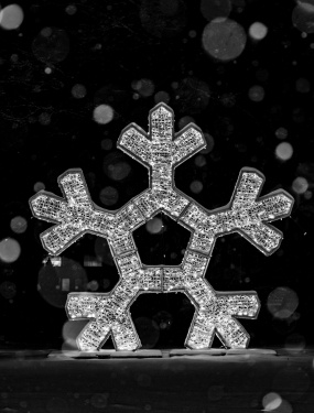 黑色背景上的雪花片图片